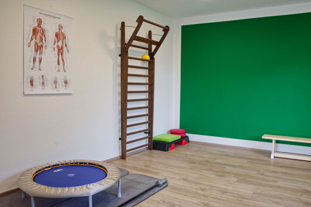 Physiotherapie Raschke - Behandlungsraum mit Sprossenwand